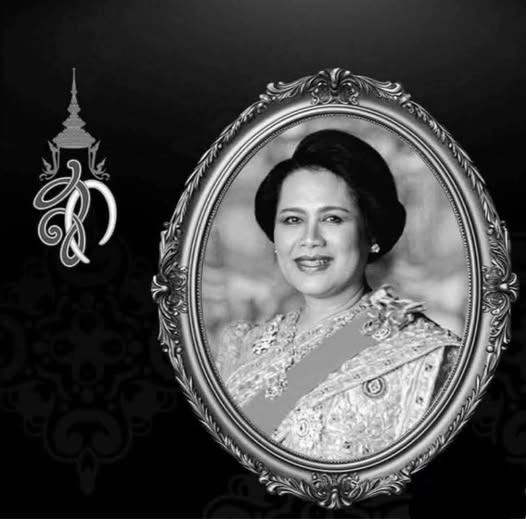 ขอน้อมรำลึกในพระมหากรุณาธิคุณอันหาที่สุดมิได้และน้อมส่งเสด็จสมเด็จพระนางเจ้าสิริกิติ์พระบรมราชินีนาถ พระบรมราชชนนีพันปีหลวงสู่สวรรคาลัย
ธ สถิตในดวงใจไทยนิรันดร์