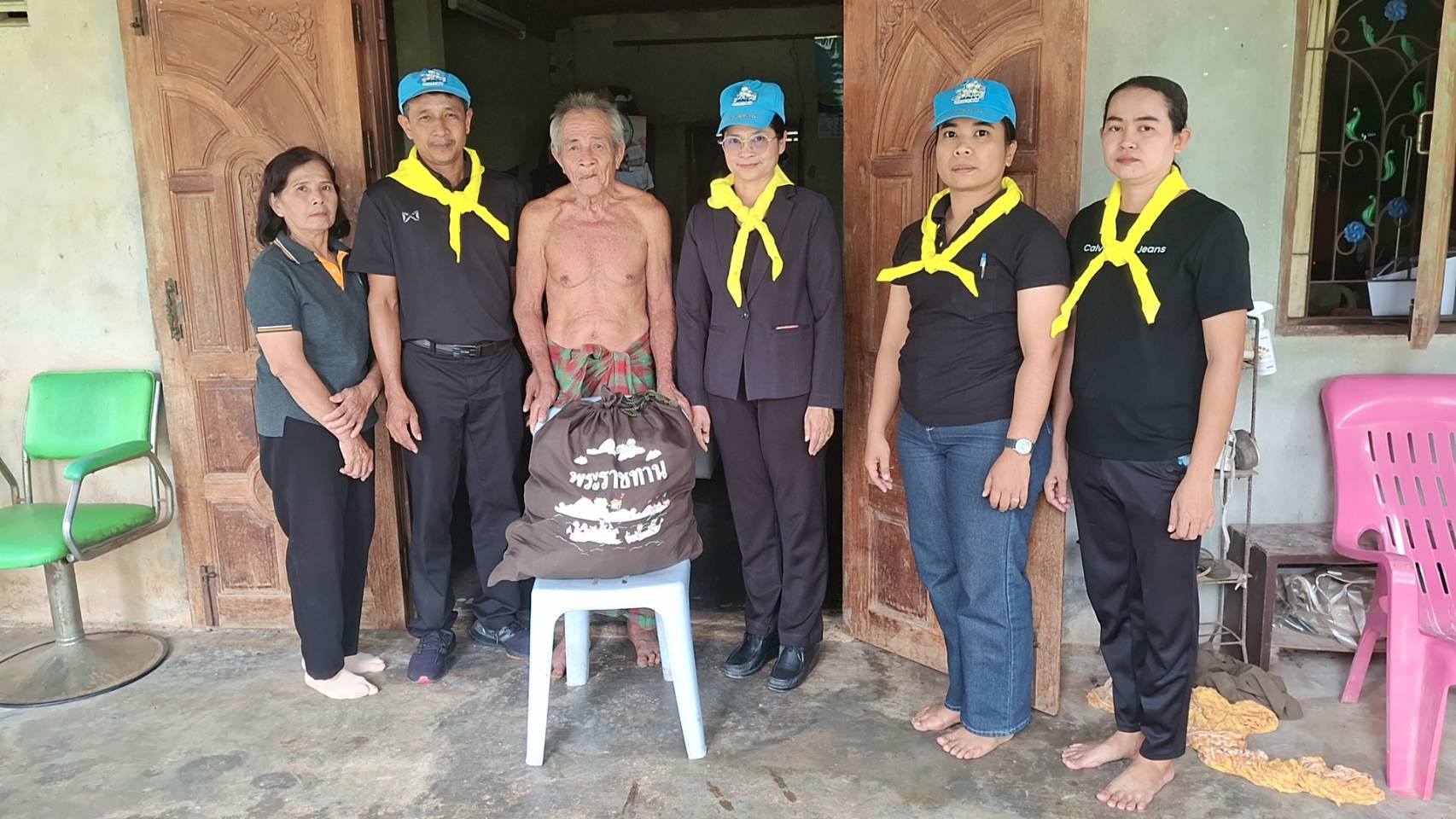 วันที่ 11 ธันวาคม 2568 นางสาวอารีย์  แร่ทอง สาธารณสุขอำเภอจุฬาภรณ์ พร้อมด้วย นายวิรัตน์  สมัยแก้ว ผอ.รพ.สต.บ้านสมควน เจ้าหน้าที่ รพ.สต.บ้านสมควน อาสาสมัครสาธารณสุขประจำหมู่บ้าน (อสม.) ตำบลควนหนองคว้า และผู้นำชุมชนในพื้นที่ ร่วมมอบถุงยังชีพพระราชทาน จำนวน 12 ถุง ให้กับประชาชนกลุ่มเปราะบาง และประชาชนที่ได้รับผลกระทบจากการเกิดอุทกภัยในพื้นที่ตำบลควนหนองคว้า อำเภอจุฬาภรณ์ จังหวัดนครศรีธรรมราช