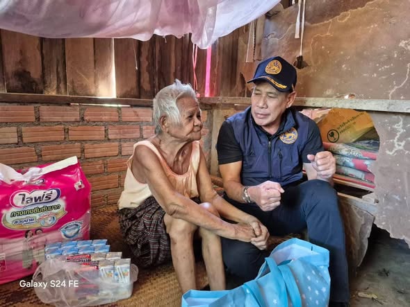 ลงพื้นที่เยี่ยมให้กำลังใจ พร้อมมอบเครื่องอุปโภคและบริโภค กลุ่มเปราะบางซึ่งเป็นผู้สูงอายุ