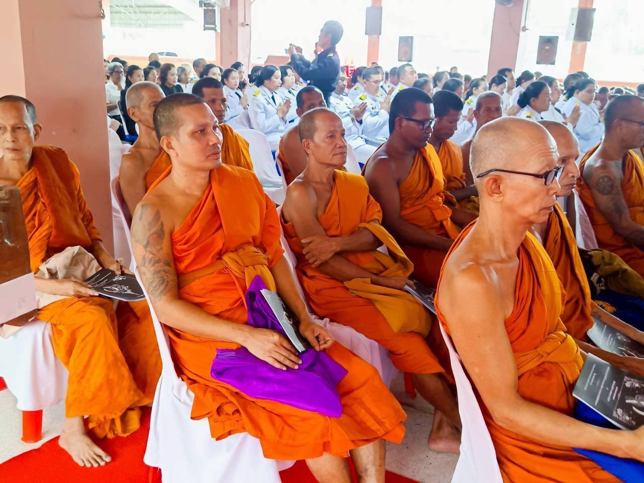 วันที่ 26 ธันวาคม 2568  
นายแพทย์สุทธิพจน์  ชยณัฐพงศ์ นายแพทย์สาธารณสุขจังหวัดนครศรีธรรมราช มอบหมายให้ นางสาวอารีย์ แร่ทอง สาธารณสุขอำเภอจุฬาภรณ์ และบุคลากรเข้าร่วมพิธีสวดพระพุทธมนต์ ถวายพระราชกุศลแด่สมเด็จพระนางเจ้าสิริกิติ์พระบรมราชินีนาถ พระบรมราชชนนี พันปีหลวง